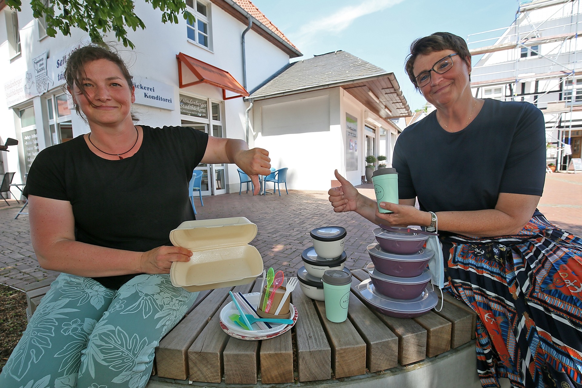 Mehrzweckgeschirr gehört ebenfalls zu einem Baustein der Klimaschutzaktivitäten von Diane Bruners (l.), hier mit Bürgermeisterin Sabina Müller bei einem Pressetermin.