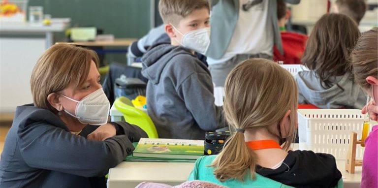 NRW-Schulministerin Yvonne Gebauer besuchte das Ruhrtal-Gymnasium. Hier schaut sie im Biologie-Unterricht der Klasse 5d zu.