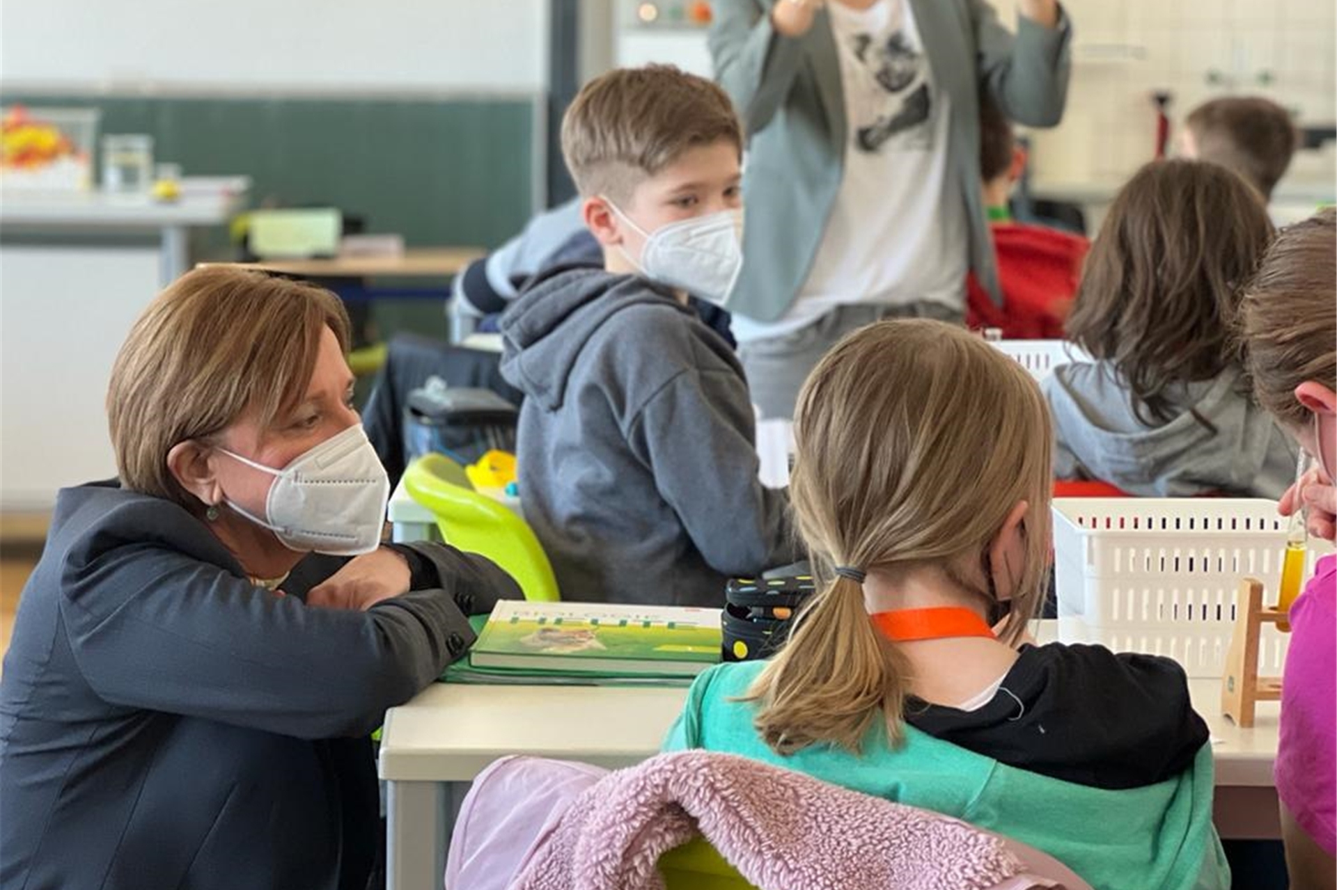 NRW-Schulministerin Yvonne Gebauer besuchte das Ruhrtal-Gymnasium. Hier schaut sie im Biologie-Unterricht der Klasse 5d zu.