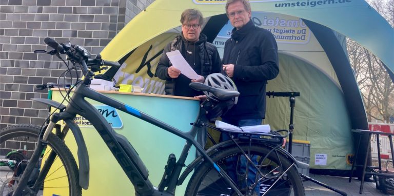 Auch Umweltdezernent Ludger Wilde (r.) ließ sein Fahrrad vom Experten Carsten Elkmann checken.
