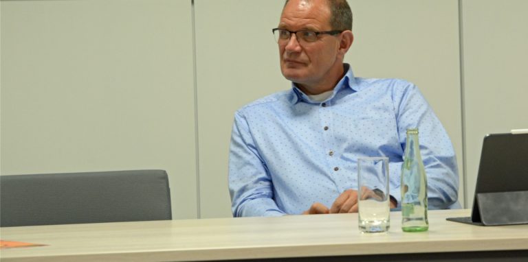 Frank Gründken sitzt am Tisch
