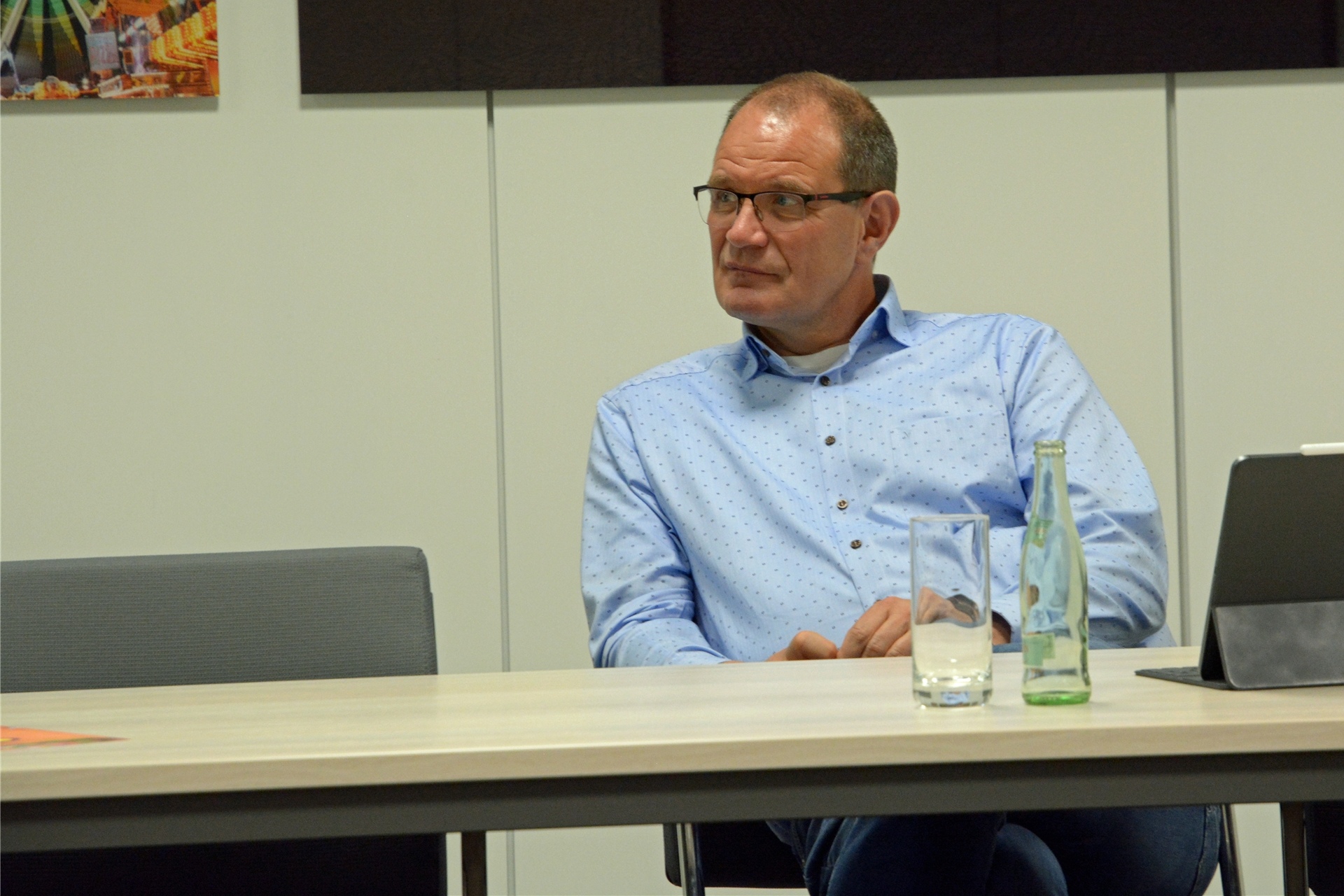 Frank Gründken sitzt am Tisch
