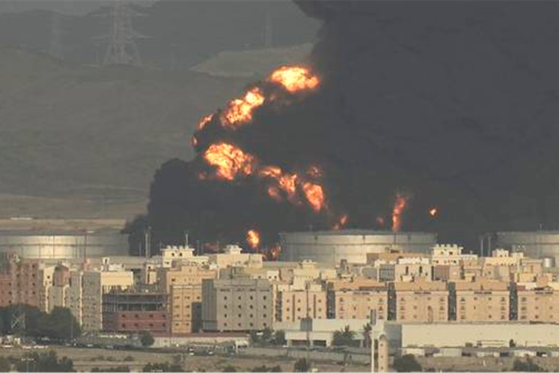 Ein Öl-Depot in Saudi-Arabien steht in Flammen.