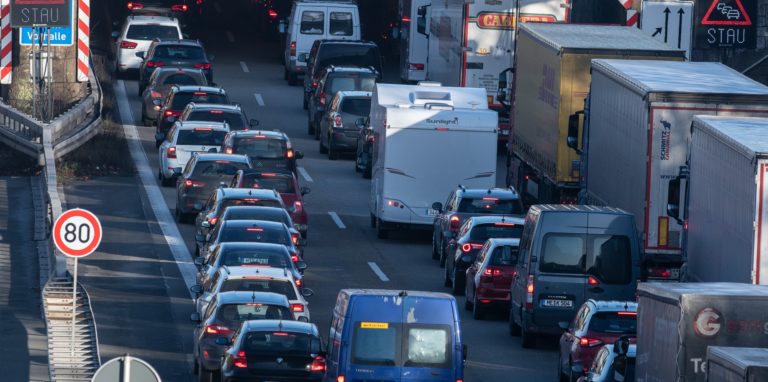 Die Pandemie trifft jetzt den Verkehr. Autobahnen könnten gesperrt werden.