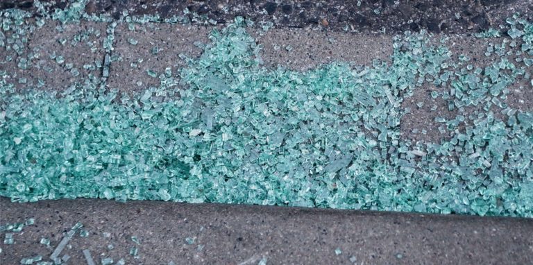 Glasscherben auf einem Gehweg (Symbolfoto): Auch in der Nacht zu Sonntag (27. 3.) hat es in Selm geklirrt – auf dem Sandforter Weg.