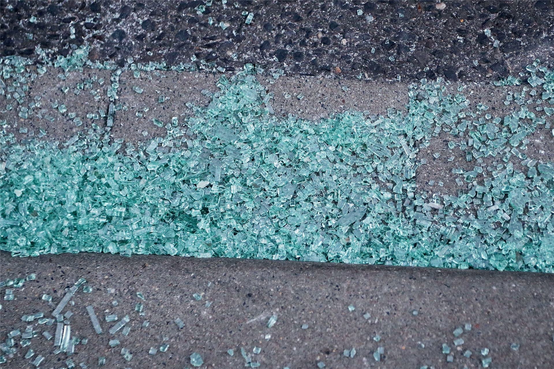 Glasscherben auf einem Gehweg (Symbolfoto): Auch in der Nacht zu Sonntag (27. 3.) hat es in Selm geklirrt – auf dem Sandforter Weg.