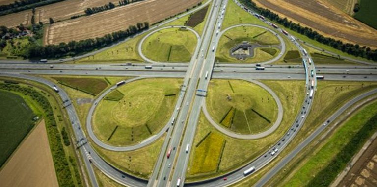 Das Kamener Kreuz aus nördlicher Richtung betrachtet: Die beiden östlichen (linken) Kleeblätter werden nacheinander nachts gesperrt.