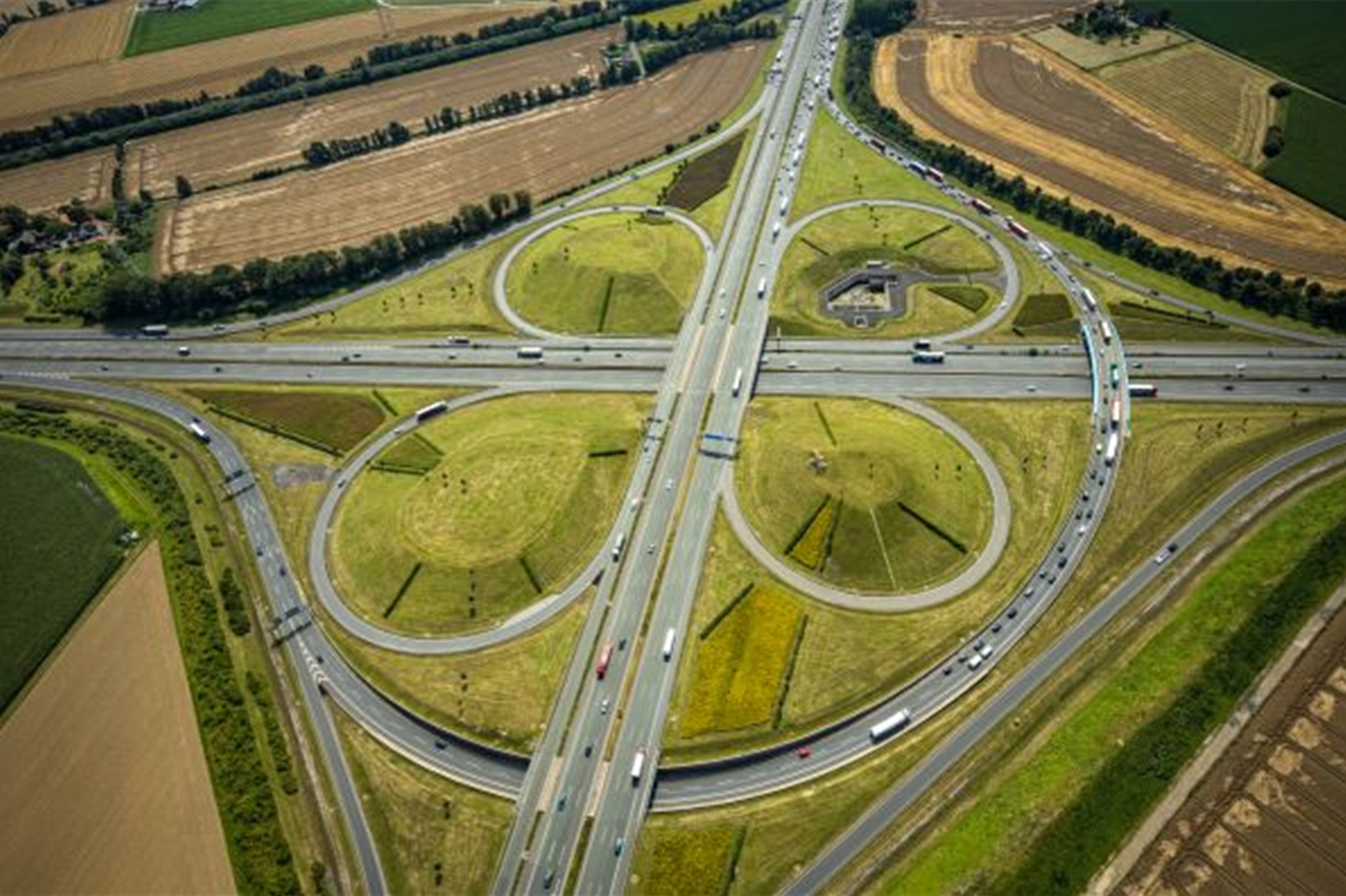 Das Kamener Kreuz aus nördlicher Richtung betrachtet: Die beiden östlichen (linken) Kleeblätter werden nacheinander nachts gesperrt.