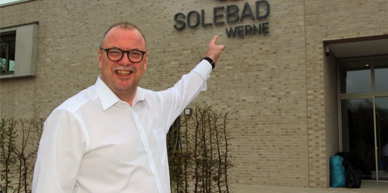 Jürgen Thöne zeigt auf das Solebad-Schild