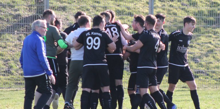 Kamener Jubeltraube: Mehmet Kara erzielte in der Nachspielzeit in Herringen den siegbringenden Treffer.