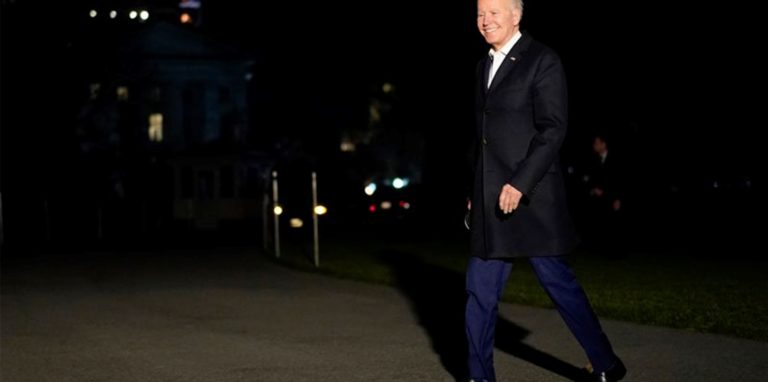 US-Präsident Joe Biden lächelt, als er nach seiner viertägigen Europareise mit der Marine One auf dem South Lawn in Washington am Weißen Haus eintrifft.