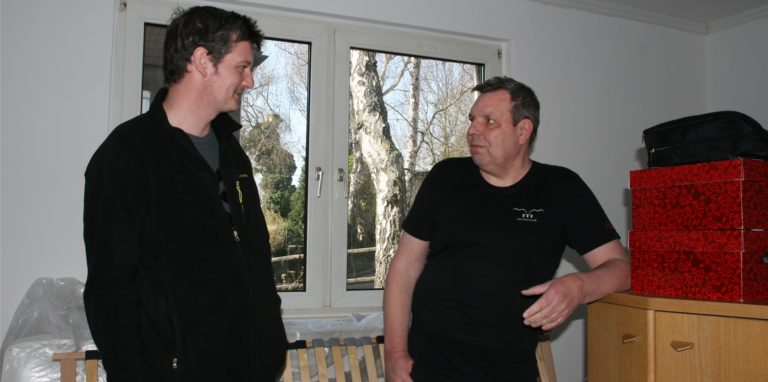 Daniel Helbing (l.) und Michael Grote inmitten von Sachspenden. Helfer sind momentan das, was die „Schnelle Hilfe für die Ukraine” braucht, damit die Wohnungen eingerichtet werden können.