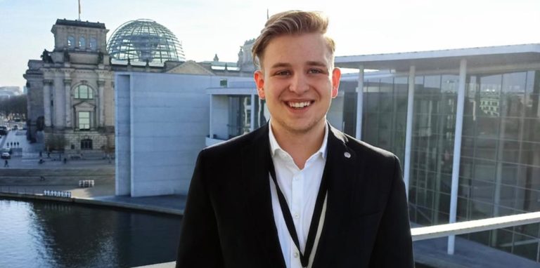Tim Stohlmann steht vor dem Bundestag