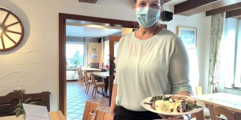 Wirtin Tanja Vogt ist sich noch nicht ganz sicher, wie sie im Landgasthof Hölzer mit dem erwarteten Wegfall der Maskenpflicht umgehen soll.