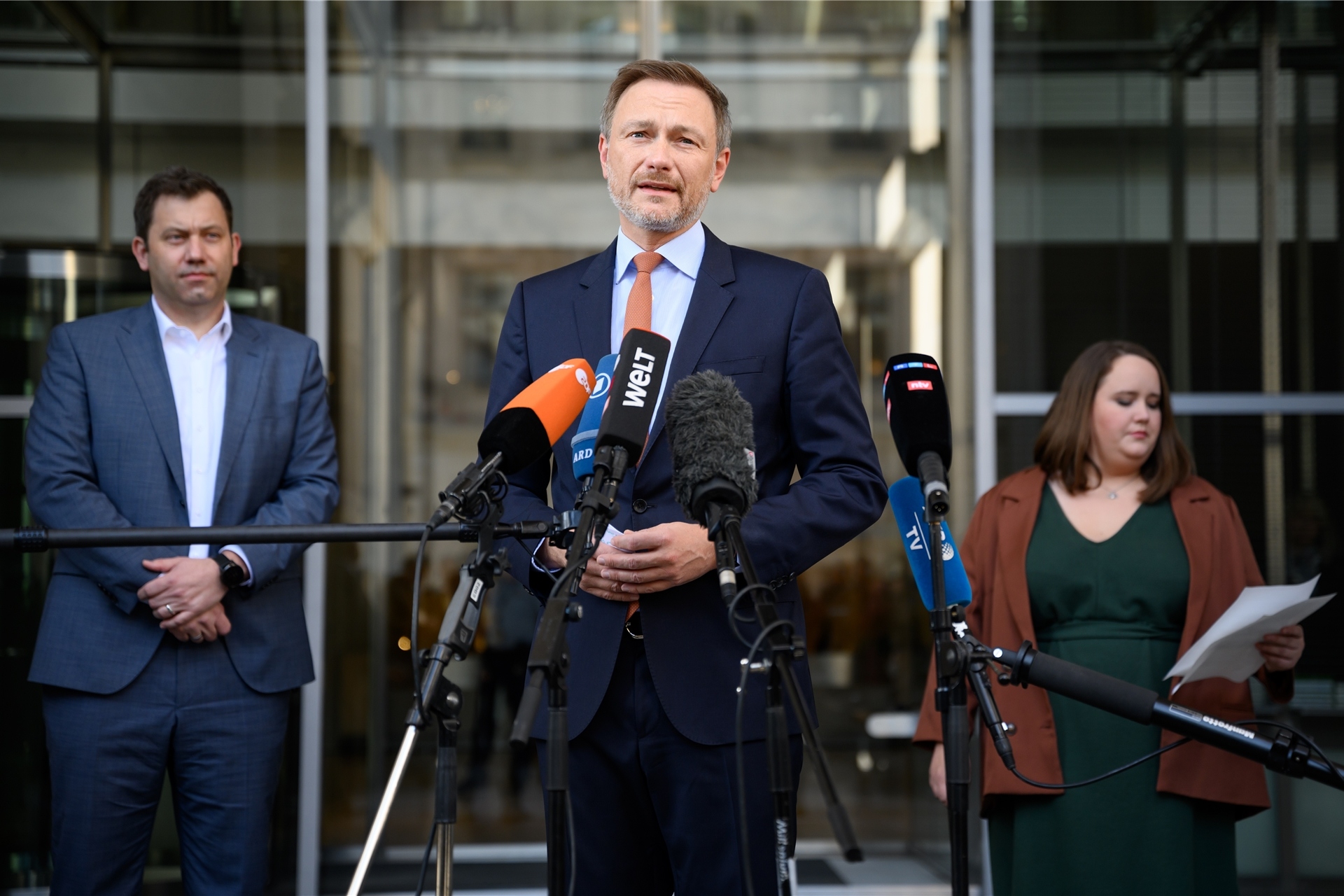 Die Vorsitzenden der Ampel-Parteien (l-r), Lars Klingbeil, Vorsitzender der SPD, Christian Lindner, Bundesvorsitzender der FDP, und Ricarda Lang, Bundesvorsitzende von Bündnis 90/Die Grünen, äußern sich vor dem Reichstagsgebäude zum geplanten Entlastungspaket als Reaktion auf die gestiegenen Energiepreise.
