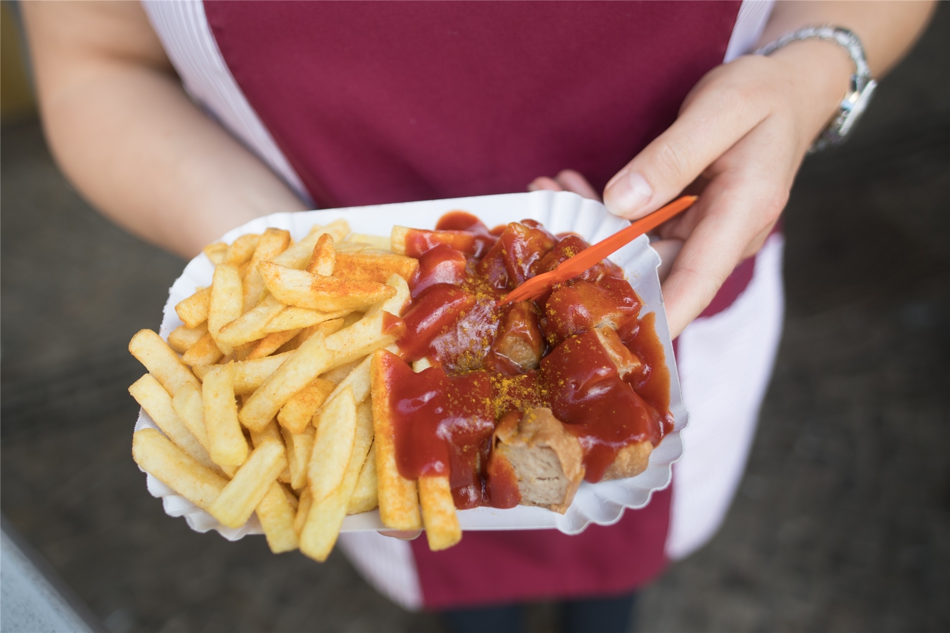 Den beliebten Klassiker Pommes-Currywurst ohne Pommes? Angesichts der teurer gewordenen Speiseöle verzichten erste Gastronomen auf Pommes.