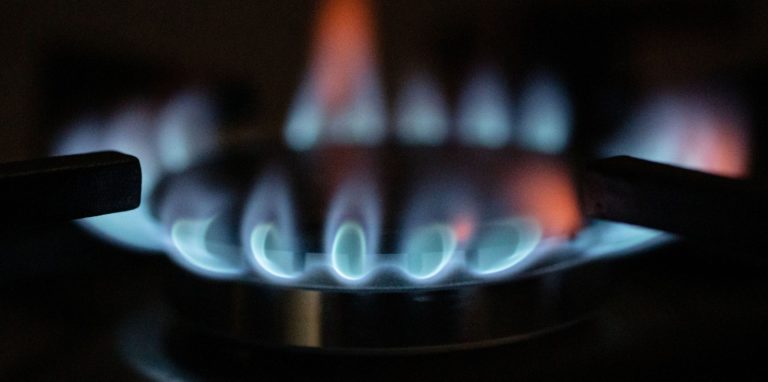 Flammen sind an einem Gasherd zu sehen. Die Bundesregierung bereitet sich vor dem Hintergrund des russischen Kriegs gegen die Ukraine auf eine erhebliche Verschlechterung der Gasversorgung vor.