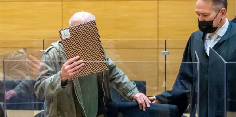 Der Angeklagte kommt zu Beginn des Prozesses wegen zweifachen Mordes in den Gerichtssaal am Landgericht Bielefeld. (Archiv)