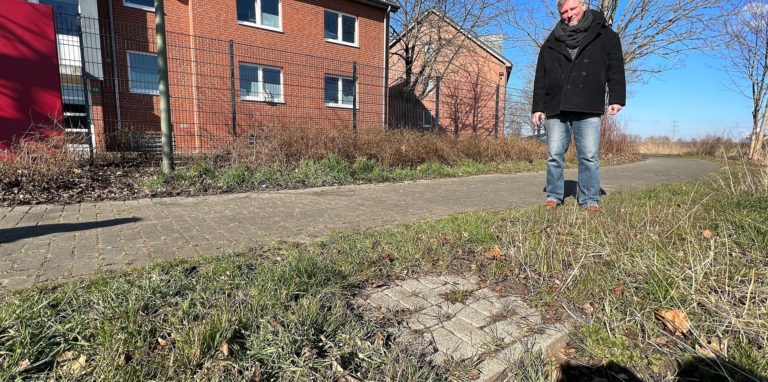 Dieses Foto zeigt eindrucksvoll, wie breit der Weg wäre, wenn er nicht langsam unter Gras begraben würde. Der Massener Christoph Liebner ärgert sich über die mangelnde Pflege und spricht von „Steuerverschwendung“.