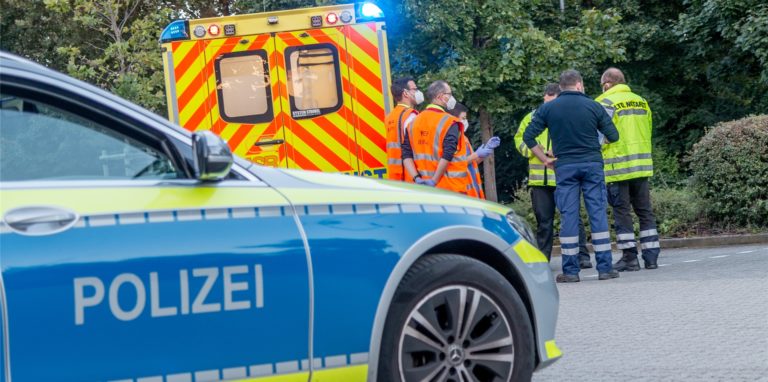 Polizei und Rettungswagen waren nach einem Unfall in Fröndenberg im Einsatz. (Symbolbild)