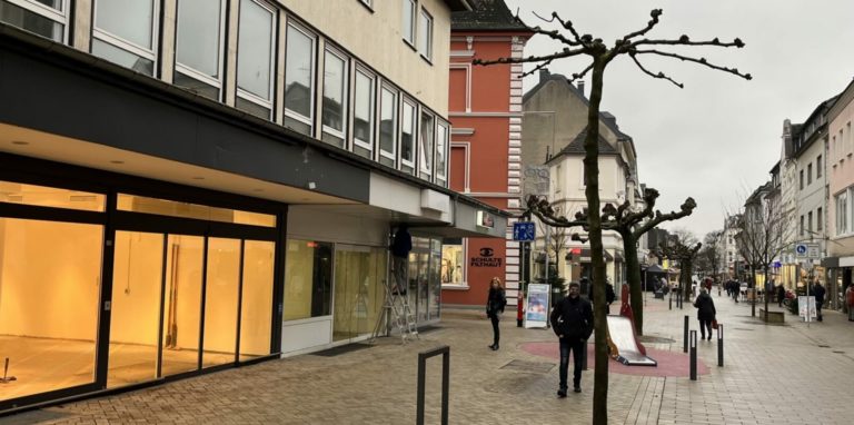 Die Mendener Innenstadt hat nun einen Leerstand weniger. Eine große Bekleidungskette kommt im Sommer 2022 in die Stadt.
