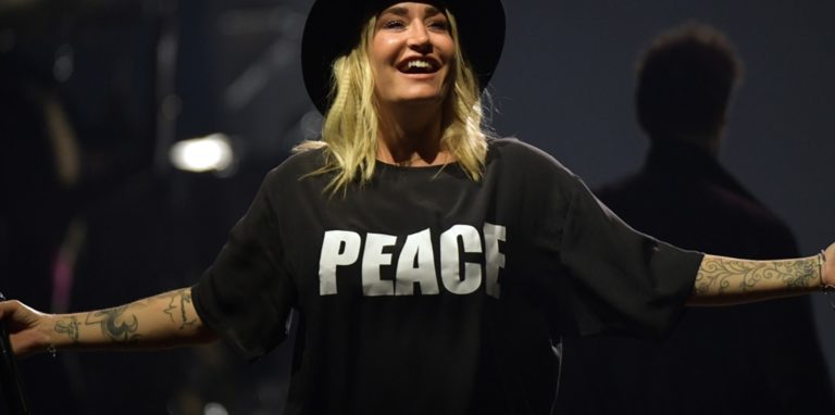 „Peace“ steht in weißen Buchstabend auf dem T-Shirt von Sarah Connor. Die Sängerin entführt das Dortmunder Publikum für zweieinhalb Stunden in ihre musikalische Glücksblase, ohne die aktuellen Themen außer Acht zu lassen.