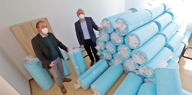 Till Knoche, hier mit Bürgermeister Dirk Wigant bei Renovierungsarbeiten in Massen Nord, hat jetzt mit Ehrenamtlern über die Flüchtlingssituation in Unna gesprochen.
