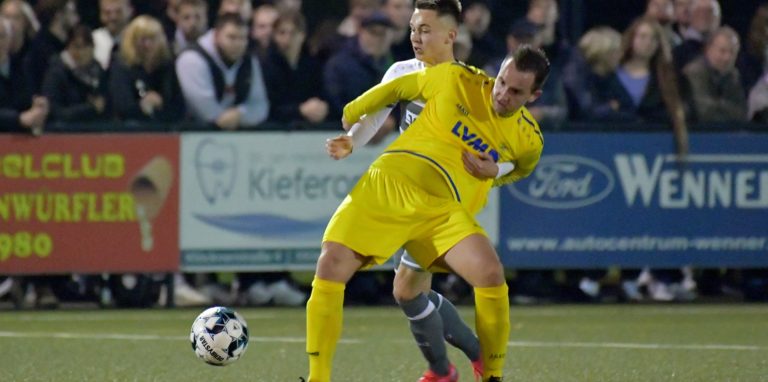 Im Hinspiel hatten Johannes Richter (in gelb) und der SV Herbern gegen Colin Lachowicz und den Werner SC das Nachsehen.