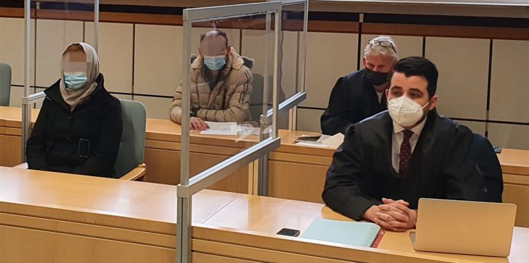Das Foto zeigt Mutter und Vater neben ihren Verteidigern Florian Diedrich (vorne) und Sven Tessling.