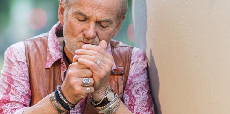 Der Schauspieler Claus Dieter Clausnitzer, hier bei bei einer Drehpause zum Tatort Münster „Gott ist auch nur ein Mensch“, ist bundesweit bekannt als Herbert „Vaddern“ Thiel. Zum Filmdreh kommt er jetzt nach Kamen.