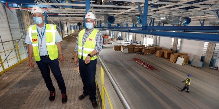 Werksleiter Jens Milde (l.) und Jörns Stute, Leiter der Medizinproduktfertigung, auf der Mittelebene der Halle, die riesige Dimensionen hat, wie der Blick hinunter deutlich macht.