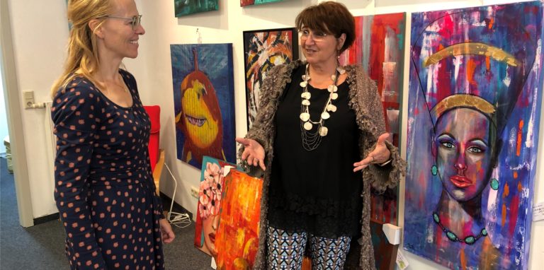Astrid Linn, Leiterin des Referats Stadtentwicklung Lünen im Kunstgespräch mit Künstlerin Isabella Mata.