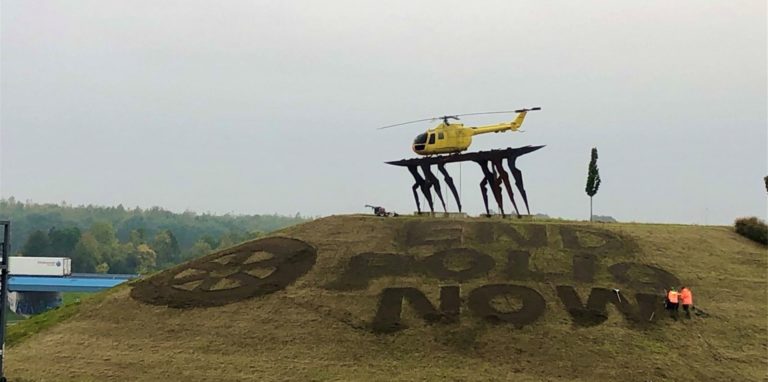 20.000 Tulpenzwiebeln werden jetzt in das Beet auf dem Helikopterhügel im Kamener Kreuz eingepflanzt. Das Beet zeigt den Schriftzug „End-Polio-Now“ und das weltweit eingesetzte Logo der Rotary Clubs.