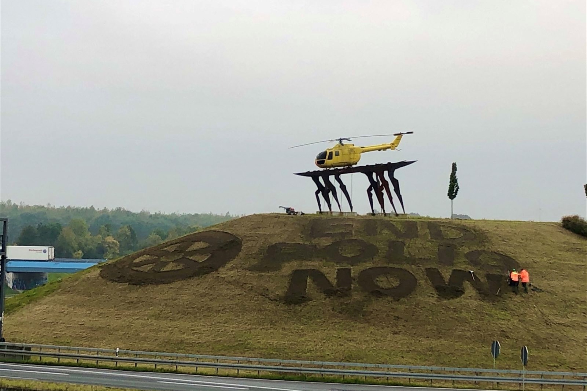 20.000 Tulpenzwiebeln werden jetzt in das Beet auf dem Helikopterhügel im Kamener Kreuz eingepflanzt. Das Beet zeigt den Schriftzug „End-Polio-Now“ und das weltweit eingesetzte Logo der Rotary Clubs.