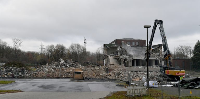Das Archivbild stammt von Anfang Dezember dieses Jahres und zeigt den Abriss des Schaltgebäudes auf dem nördlichen Teil der ehemaligen Steag-Fläche in Lünen.