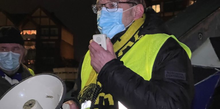 Der Lüner Aktionskreis gegen Rechtsextremismus hatte zur Bildung der Menschenkette in der Lüner City aufgerufen. Das Foto zeigt Rainer Schmeltzer, Sprecher des Aktionskreises während der Veranstaltung.