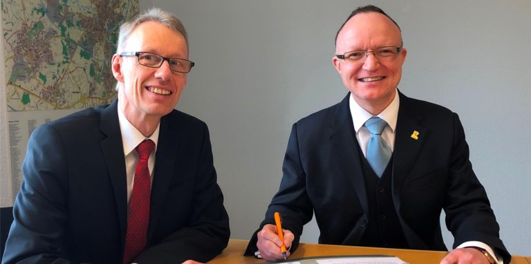 Geht es nach dem Willen der Lüner Politik, dann übernimmt Dr. Michael Dannebom (l.), bis zum Sommer zweiter Geschäftsführer der Wirtschaftsförderung Kreis Unna, kommissarisch die Geschäfte von Eric Swehla, der bis Anfang Februar Geschäftsführer der Wirtschaftsförderungszentrum Lünen GmbH war. Das Archivbild zeigt die Wirtschaftsförderer bei der Unterzeichnung eines früheren Kooperationsvertrages von WFG und WZL.