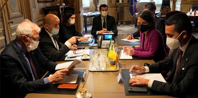 Die Außenminister der EU-Mitgliedstaaten stimmten bei einem Sondertreffen in Paris einem entsprechenden Vorschlag der EU-Kommission und des Auswärtigen Dienstes zu.