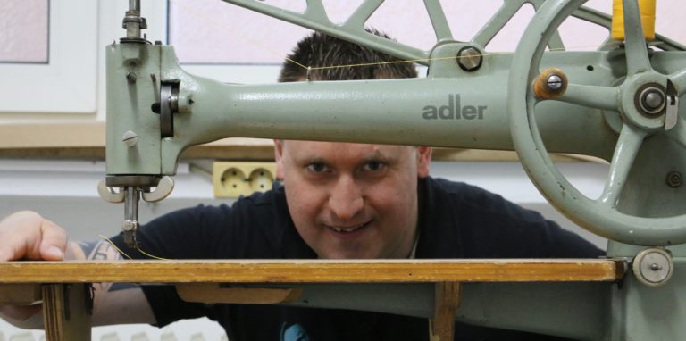 Patrick Ungermann ist Orthopädieschuhmacher-Meister und bereitet sich auf die Eröffnung seines Betriebes, der „GehWerkstatt“ heißen wird, vor. Die historisch wirkende Adler-Nähmaschine kommt im Zusammenspiel mit lasergestützter Vermessung zum Einsatz.