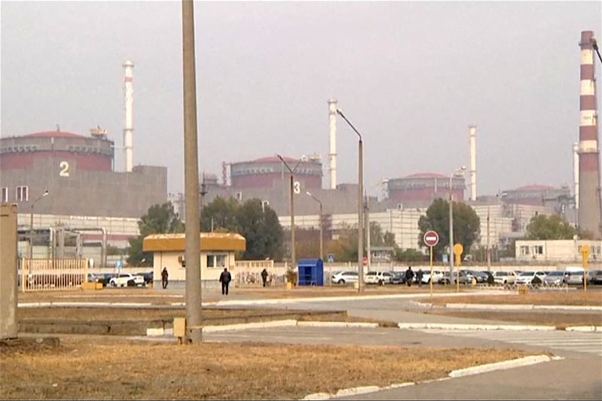 Verschiedenen Quellen zufolge stand das Atomkraftwerk Saporischschja unter Beschuss. Ein Brand konnte mittlerweile gelöscht werden.