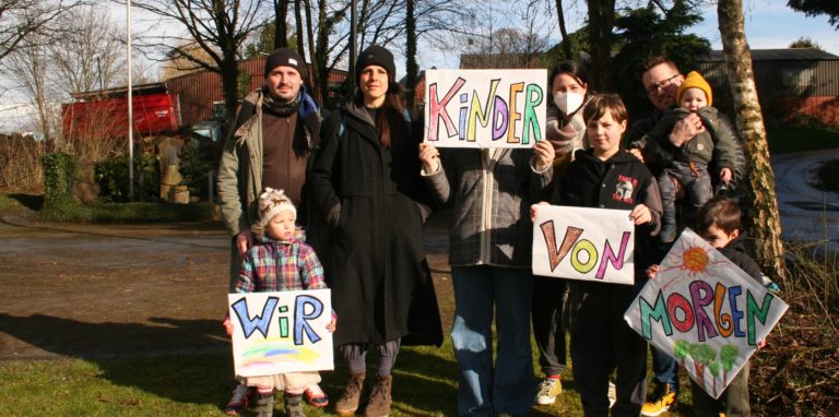 Merle Rappold (3.v.l.), ihre Familie und Freunde, trauern um die Kastanien in Ostbüren: „Wie sollen Kinder so Naturschutz lernen?“