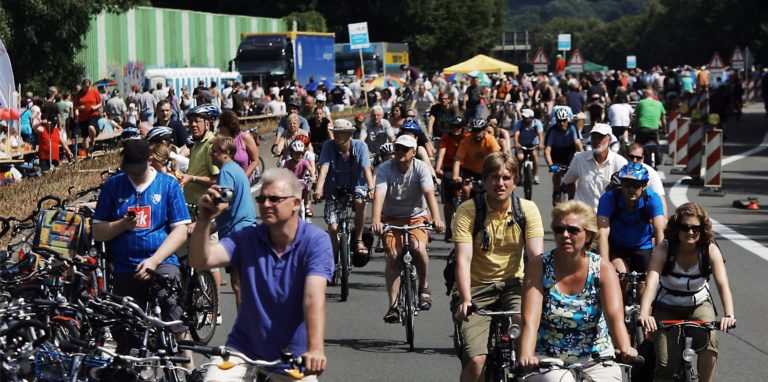 Das „Stillleben A40“ war im Juli 2010 auch ein Fest für Fahrradfahrer, die eine Fahrbahnseite der Autobahn ganz für sich hatten.