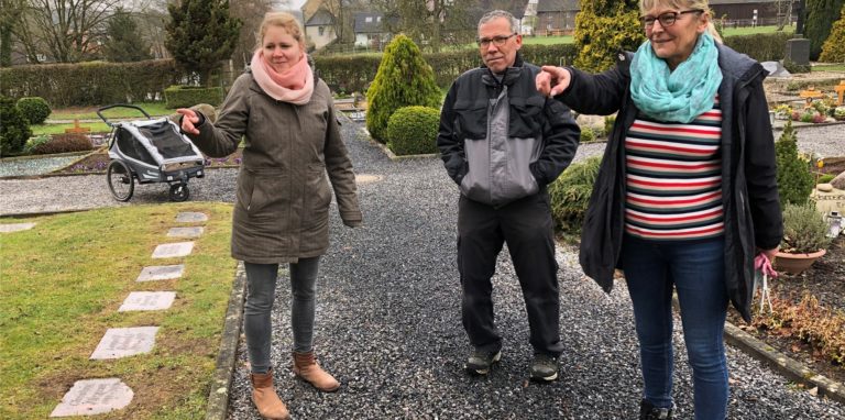 Wo es möglich ist, wird auf dem Friedhof in Bausnehagen ein ökologsische Pflegekonzept umgesetzt (v.l.): Pfarrerin Runa Ahl, Gärtner Karl Heuser und Küsterin Vinka Heuser.