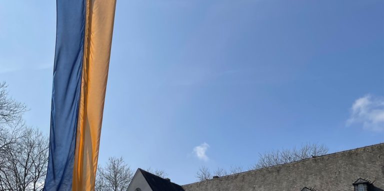 Die Stadt Schwerte zeigt Solidarität: Die ukrainische Flagge weht vor dem Rathaus.