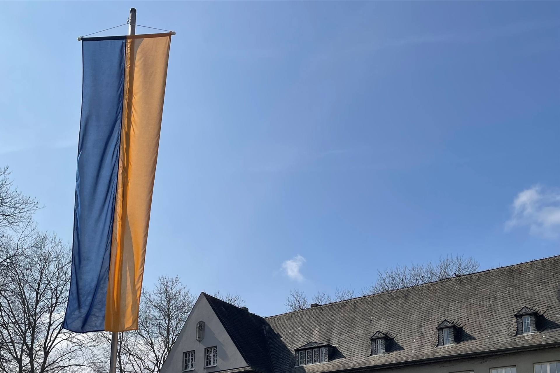 Die Stadt Schwerte zeigt Solidarität: Die ukrainische Flagge weht vor dem Rathaus.