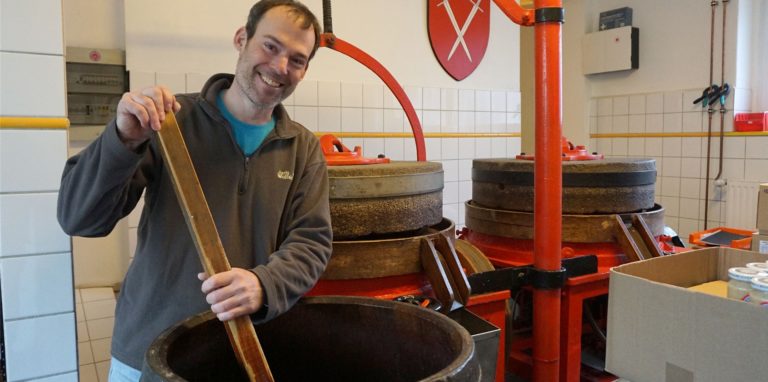 In der Schwerter Senfmühle produziert Inhaber Frank Peisert seinen mittlerweile berühmten Schwerter Senf.