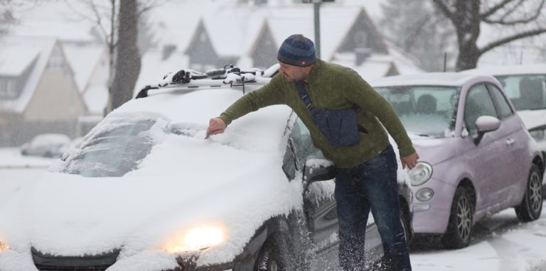 So manch einer musste am Freitag (1. April) sein Auto vom Schnee befreien.