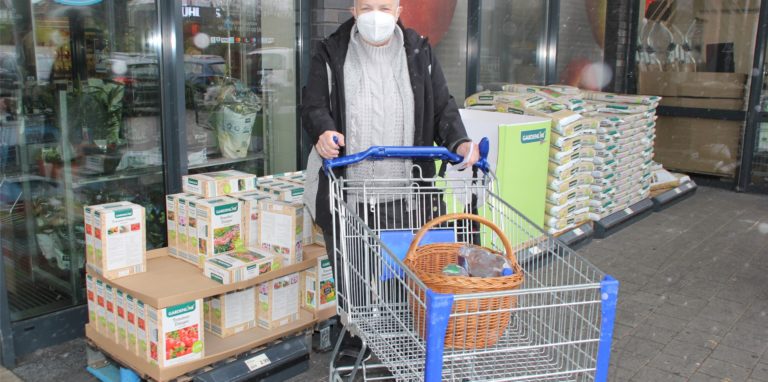 Kundin Elke Wurch ging am Freitagmittag in der Brambauer ALDI-Filiale nochmals auf Einkaufstour, ehe am Montag die Lebensmittelpreise aufgrund des Ukraine-Krieges erhöht werden.