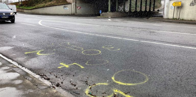 Die gelben Markierungen, die die Polizei bei der Spurensuche auf die Fahrbahn gesprüht hat, zeugen von dem tödlichen Verkehrsunfall auf der Hagener Straße in Westhofen.
