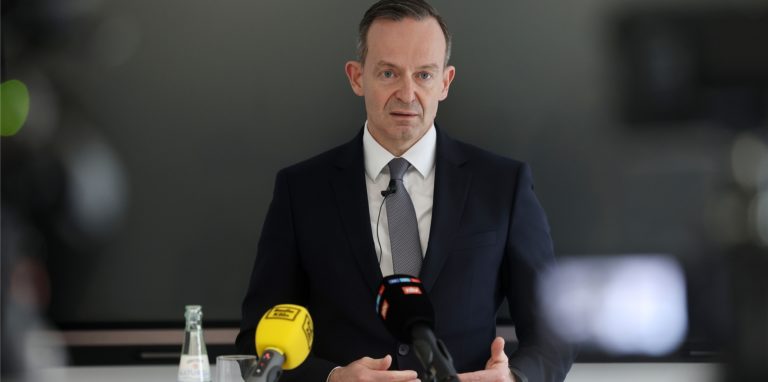 Volker Wissing (FDP), Bundesminister für Verkehr und Digitales fordert den Start des Neun-Euro-Tickets ab dem 1. Mai.